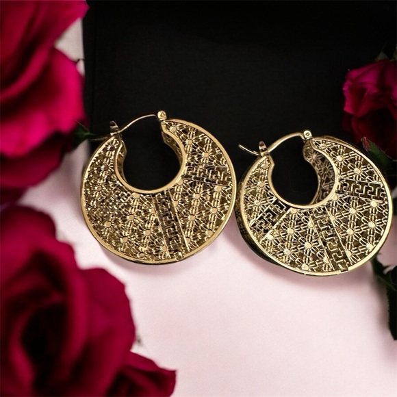 Elegant Gold Hoop Earrings - Picture 3 of 10